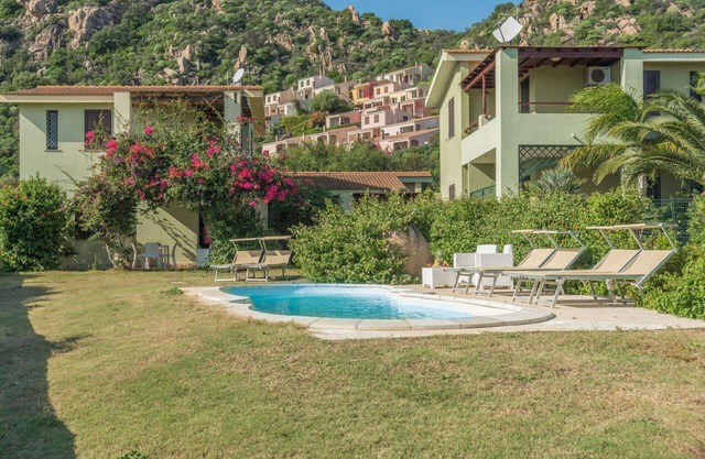 Acogedor apartamento para 4 personas con A/C, piscina, terraza, mascotas permitida y aparcamiento