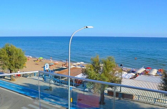 Hermoso apartamento con piscina, WIFI, A/C, TV, balcón, mascotas permitida y aparcamiento