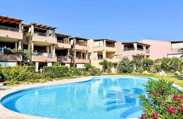 Bonito apartamento con WIFI, piscina, A/C, terraza, mascotas permitida y aparcamiento