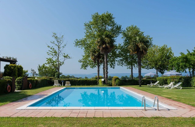 Acogedor apartamento en villa con WIFI, piscina, TV, terraza, mascotas permitida y aparcamiento