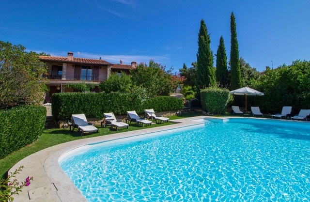 Apartamento en villa con piscina privada, jacuzzi, WIFI, TV, patio, vista panorámica, aparcamiento