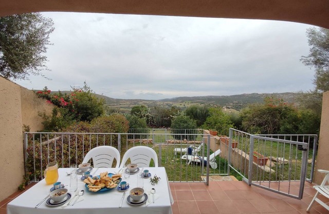 Bonito apartamento en villa con A/C, WIFI, piscina, TV, terraza, vista panorámica y aparcamiento