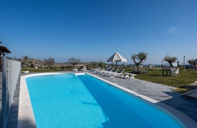 Acogedor apartamento en villa con A/C, WIFI, piscina, TV, patio, mascotas permitida y aparcamiento