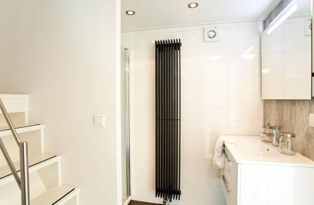 Bonito apartamento en villa para 6 personas con WIFI, piscina, TV, terraza y aparcamiento