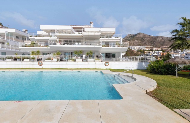 Bonito apartamento con terraza soleada, piscina y vistas al mar