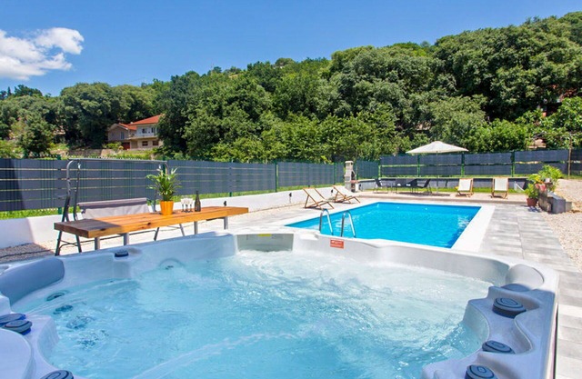 Apartamento con WIFI, jacuzzi, A/C, piscina privada, TV, terraza, vista panorámica, aparcamiento