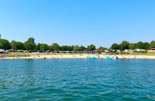 chalet con bañera de hidromasaje en un parque de vacaciones directamente en un lago recreativo