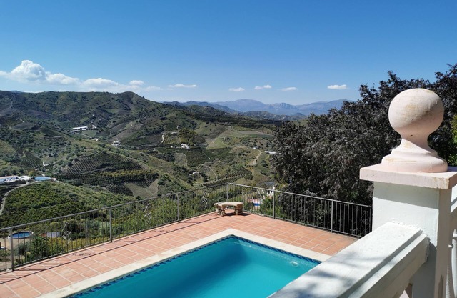 Nice country house with pool, stunning views and walking distance to the village