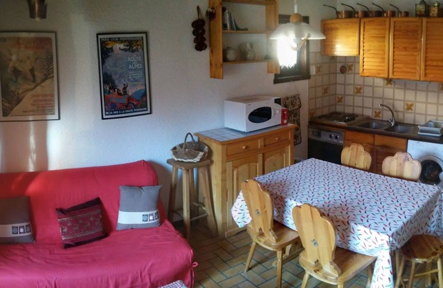 duplex 6 personas bastante centro de la ciudad, al sur balcón con vistas a la montaña, cerca de las pistas