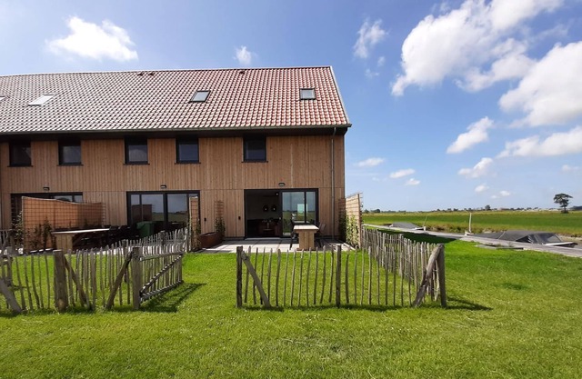 Encantadora villa en las aguas de Frisia con balandra (de pago)