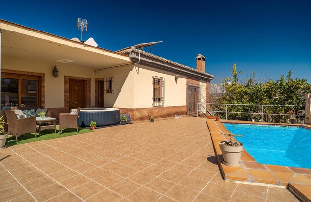 Bonita casa en Jun con WiFi