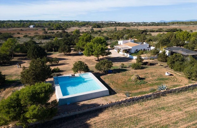 Bonita casa con gran piscina en zona tranquila.