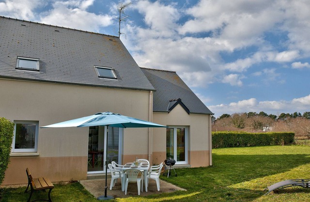 Nice house with garden for 6 in Treffiagat