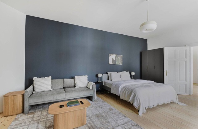 Nice Landstraße Studio w/ Washer & Balcony, by Blueground