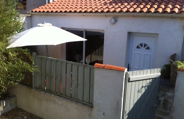 Bonita casa de 2 a 4 p soleada terraza / internet parking