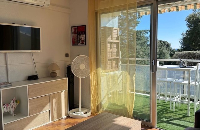 Nice studio with sea view and sea access