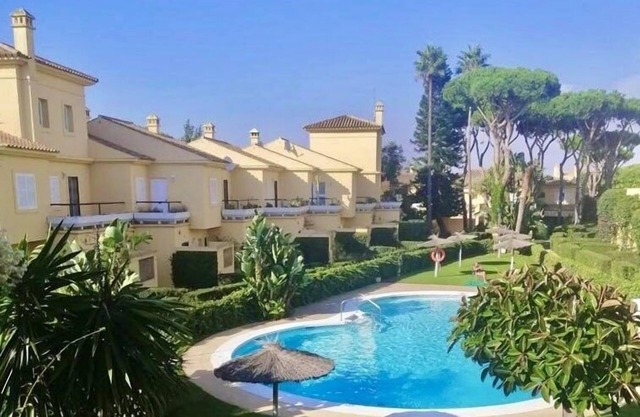 Bonita casa adosada con piscina ubicada en el Novo Santi Petri (Calle Galba)