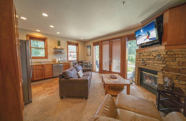 Nice Townhouse Free Shuttle To the Village!