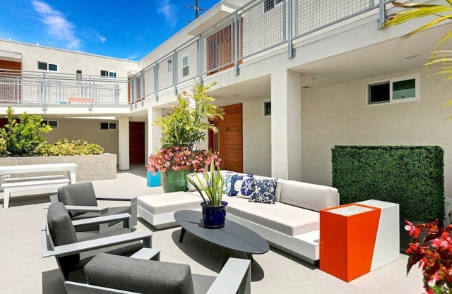 Nicely appointed 2 bedroom apartment in a beautiful complex in Ocean Beach