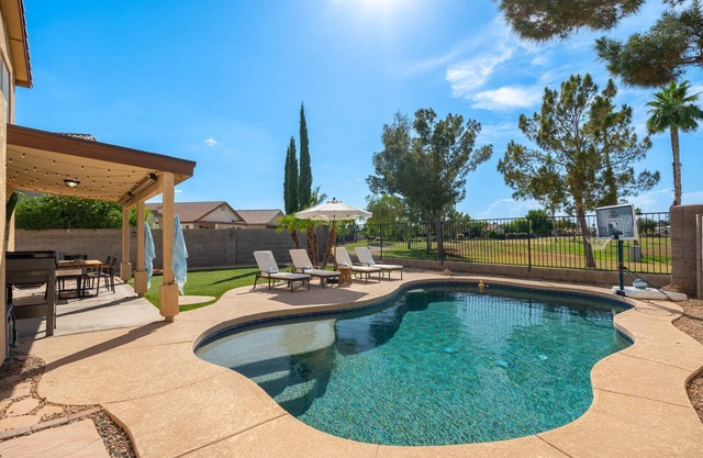 No Fee Heated Pool W/ Yard Game On The Golf Course. Kid Friendly!