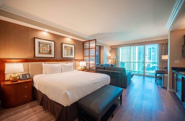 Luxury StripView Suite + Balcón SIN HONORARIOS 15