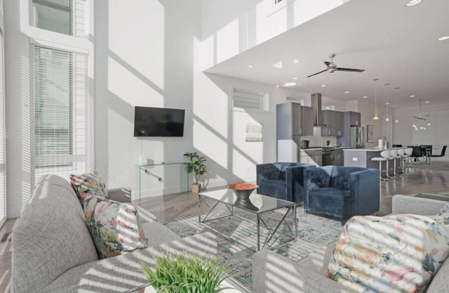 No Service Fee! 4Bedroom Home/2 Miles to Broadway!