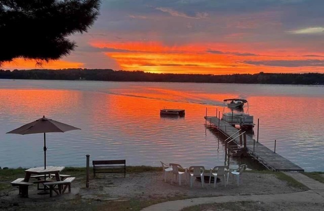 No steps to the lake/sandy beach/hot tub/fireplace/amazing sunsets