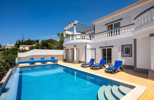 Nº23 Golfe Santo Antonio - ¡Villa de 3 dormitorios bellamente amueblada con vistas a la piscina, al mar y al golf!