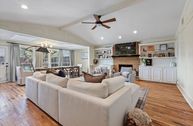 Nob Hill: Sunny Home Skylights Prime Location