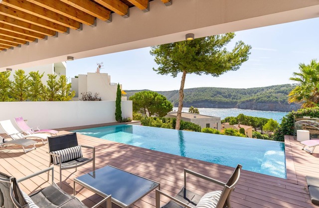 Noelia: Exclusiva villa con vista al mar y piscina privada.