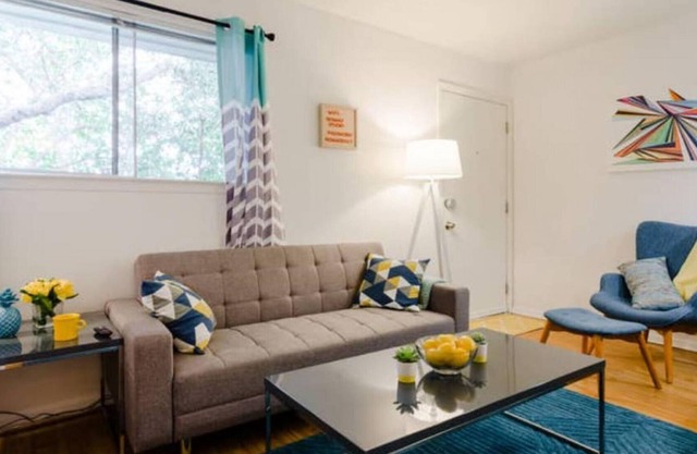 Nomad Studio l No Servie Fees 5-min to Domain