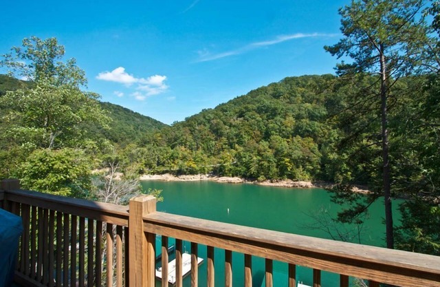 Hogar de Norris Lakeside Estates con comodidades de lujo administradas por IKM Properties, LL