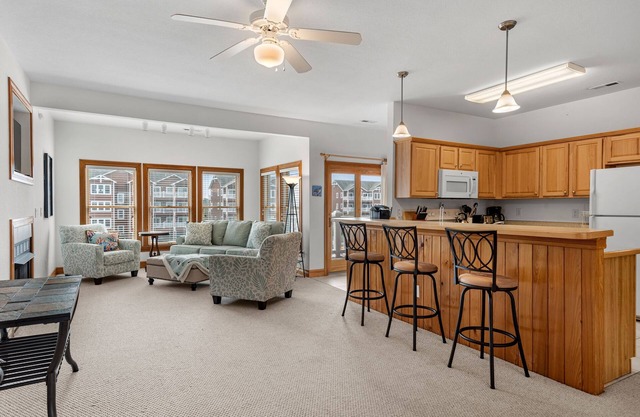 North Bay Retreat: Waterfront, Shared Pool, Fitness Center, Short Stays Anytime