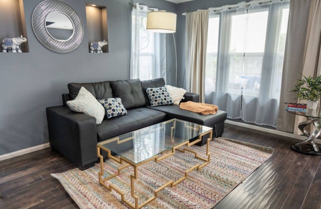 NORTH HOLLYWOOD DELIGHT: MODERN 2 BEDROOM TOWNHOME w/ PRIVATE FENCED PATIO p20