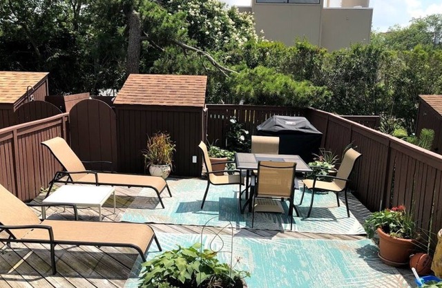A tan solo 200 años de la playa! Impresionante ubicación: amplias casas adosadas de dos habitaciones y tres baños en North Shores.
