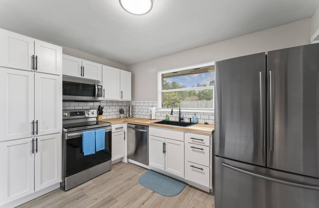 This house is a 3 bedroom(s), 2 bathrooms, located in Jacksonville, FL.