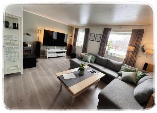 Northern Lights Apt Midtgaard, Kvaløya Tromsø Modern 2BR, Free Parking