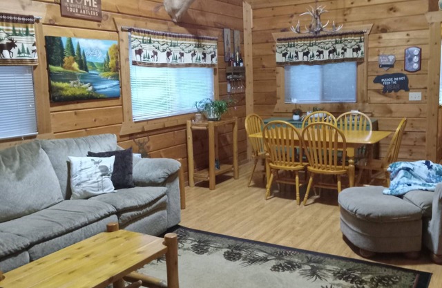 Northwoods style, Cabin. Near Three Bears Resort, & miles of atv/utv trails.