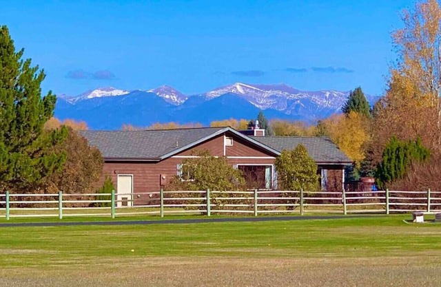 Rocking H Ranch:10 min to Bozeman Main St. /Hot tub/Gameroom/Sleeps 8 in 3 rooms