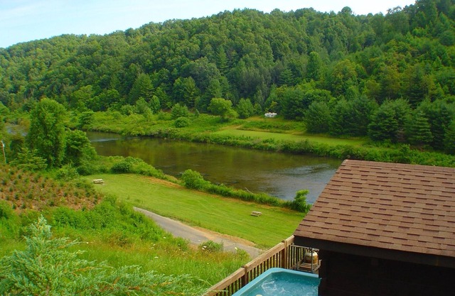 THE HIDEAWAY: cabaña romántica para dos personas con privacidad con vista al río con bañera de hidromasaje.