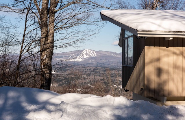 Nivel 3 2900 sq. Pie. Casa: 6 dormitorios, 4. 5 Baños, 2 y chimeneas