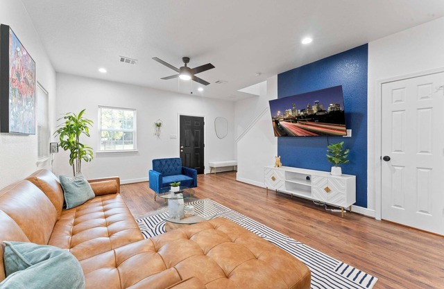 NRG MedCenter 2BD/2.5BA w FencedYard & King Bed
