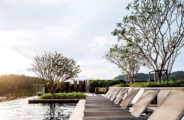 Rooftop infinity pool and gym - Luxury Apartment