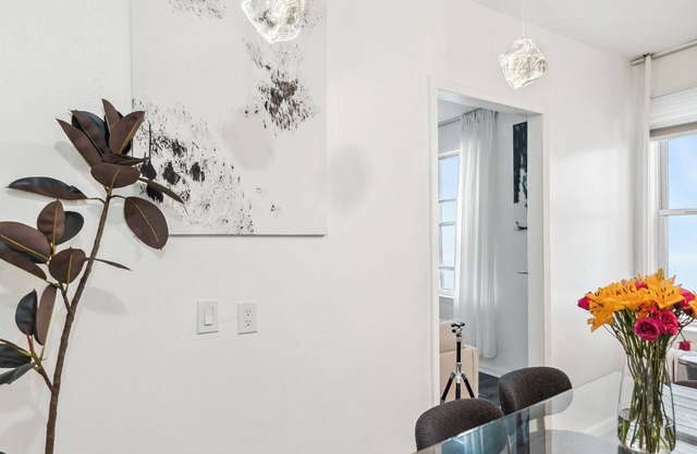 NY Prime Luxury Escape with KING Bed and Easy Parking!