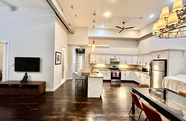 NYC style loft apartment 10 min to Times Sq. 1 Parking space avail only.