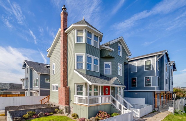 Nye Beach 3-Story Victorian has Ocean Views, Beach Nearby, Two Bedrooms