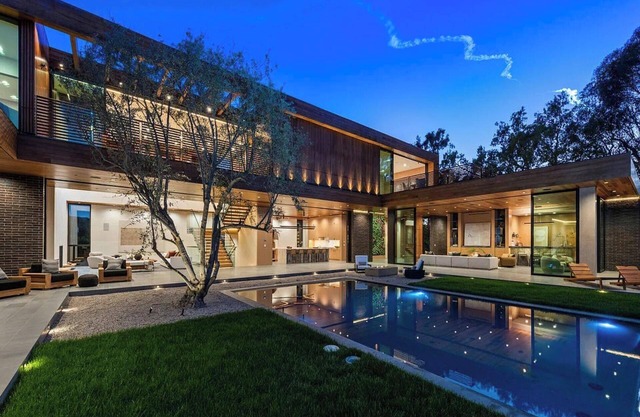 Oak Pass Manor: Indoor-Outdoor Luxury with Pool, Sauna & Panoramic Views