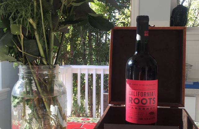 Oakland Garden Bay Hills Home con botella de vino y golosinas