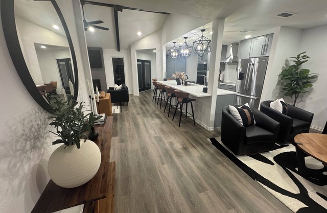Oaks Retreat - Stylish 2bd/2br house near Arlington Entertainment District