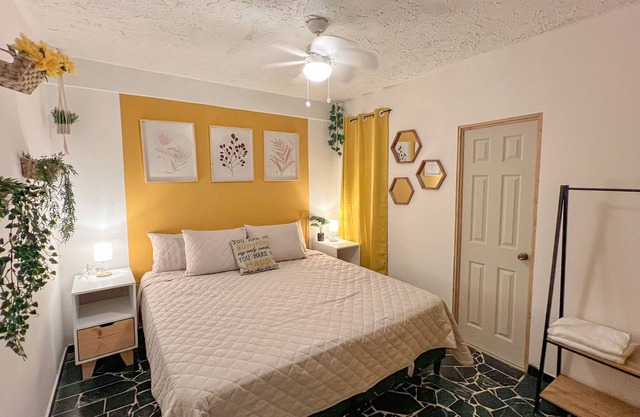 Oasis Amarillo: Cama King & Baño Privado